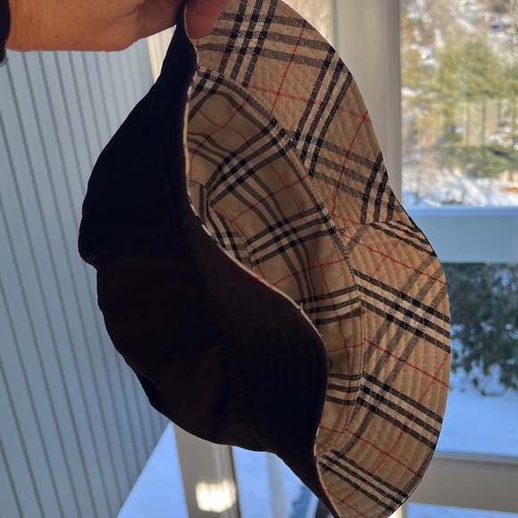 Burberry Beige Plaid Bucket Hat with Red Detail Reversible - Picture 4 of 8